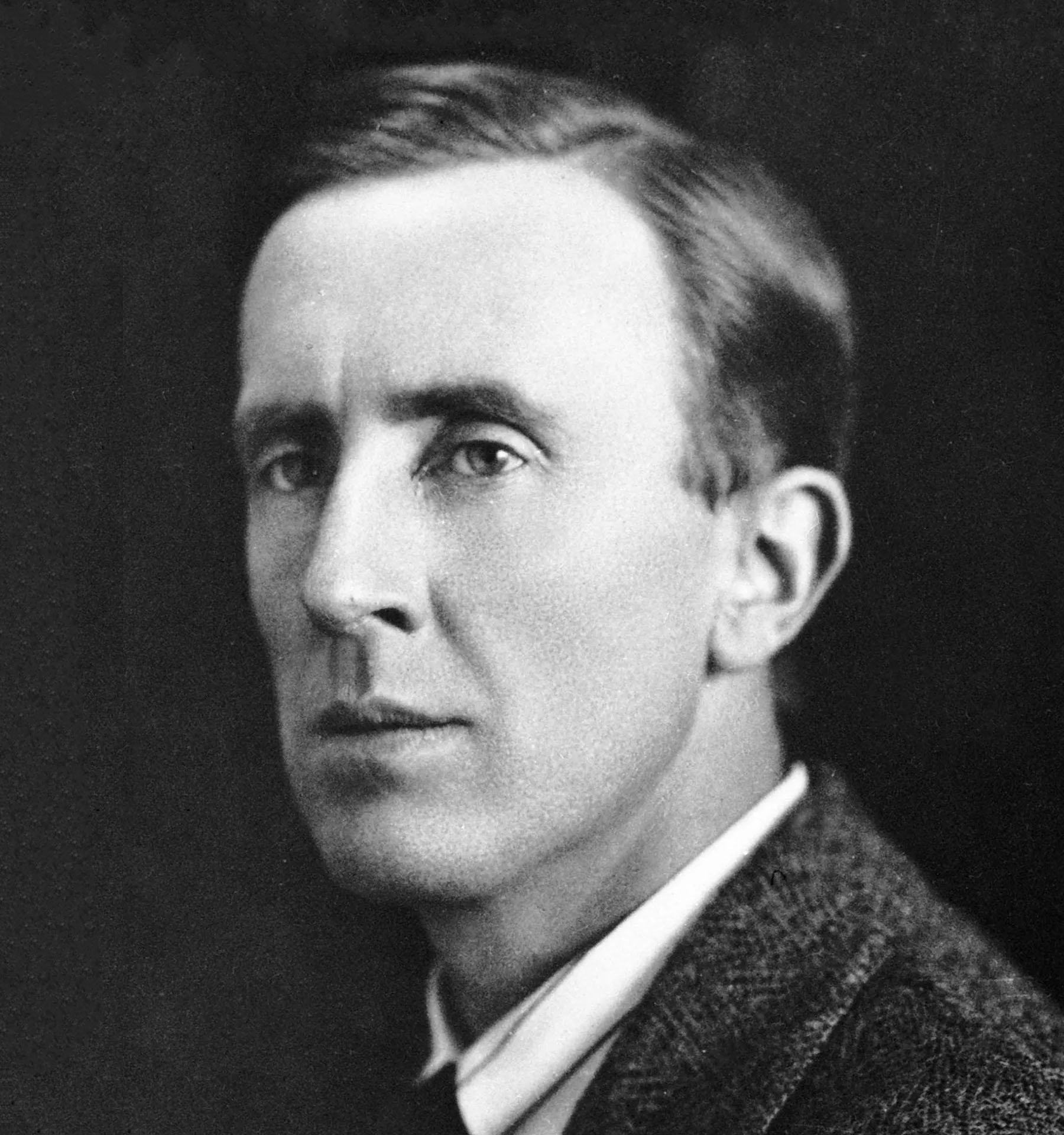 Photographie de J. R. R. Tolkien dans les années 1920 à sa sortie de l'Université de Leeds